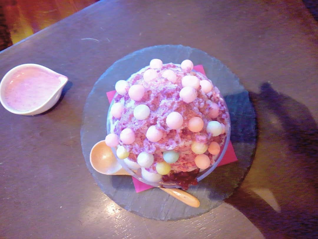 おいもカフェ金糸雀さんのインスタグラム写真 - (おいもカフェ金糸雀Instagram)「. 夏はやっぱり『おいもかき氷』。 映えるカラフルなおいりと、ケーキの様に濃厚な紫芋クリームが、ふわふわの氷で味わえるカワイイかき氷です♪ . #おいもカフェ金糸雀 #カフェ #鎌倉 #小町通り #かき氷 #スイーツ #フォトジェニック #おいもカフェ #おいり #紫芋 #鎌倉カフェ #インスタ映え #かわいい . 《おいもカフェ金糸雀》 営業時間：10:00-18:00(L.O.17:30) 定休日：水曜日 248-0006 神奈川県鎌倉市小町2-10-10 小町TIビル1F TEL：0467-22-4908」7月7日 0時05分 - oimocafekanaria