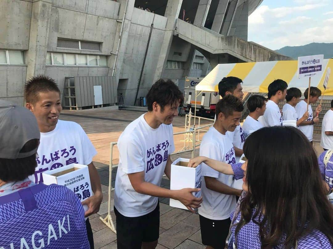 巻誠一郎さんのインスタグラム写真 - (巻誠一郎Instagram)「西日本豪雨から1年 今日の広島は快晴。 自然とは本当に気まぐれ。 先日から九州でも豪雨の被害が出ていますが、全ての人が寄り添い思いやりの心を持つ事が大切。 今回も沢山の方に募金のご協力をいただきました。 継続した支援が必要。 やはり子供たちの笑顔に勝るものはない。  #西日本豪雨 #継続した支援を #広島 #岡山 #サンフレッチェ広島 #jリーグob会 #サッカー教室 #募金活動 #広島の方が #温かかった #子供たち元気 #笑顔が一番 #夢を持って #巻誠一郎」7月7日 0時07分 - makiseiichiro9