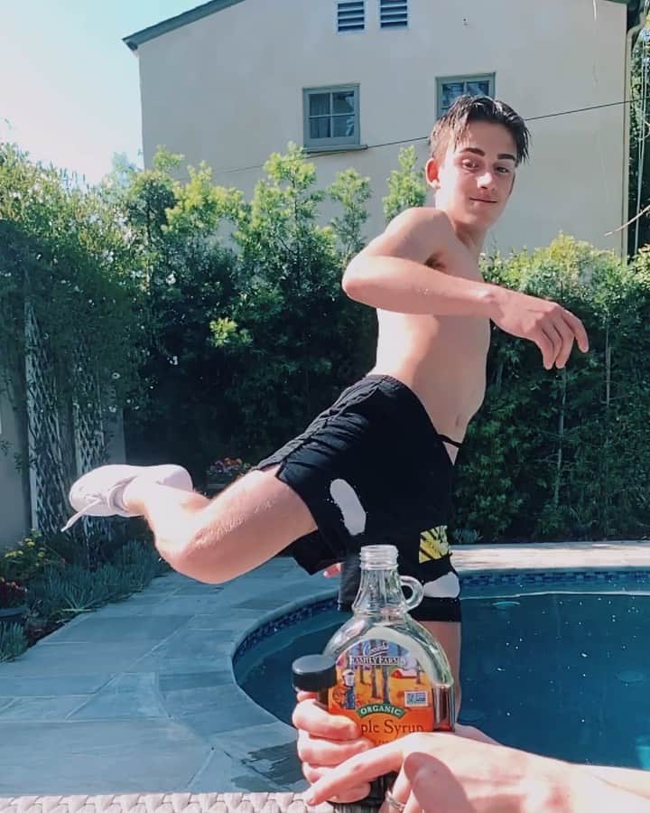 ジョニー・オーランドのインスタグラム：「the canadian edition🇨🇦 nominated by @hrvy and @cruzbeckham!! i nominate @pinksweats @seaveydaniel @kenzie #bottlecapchallenge」