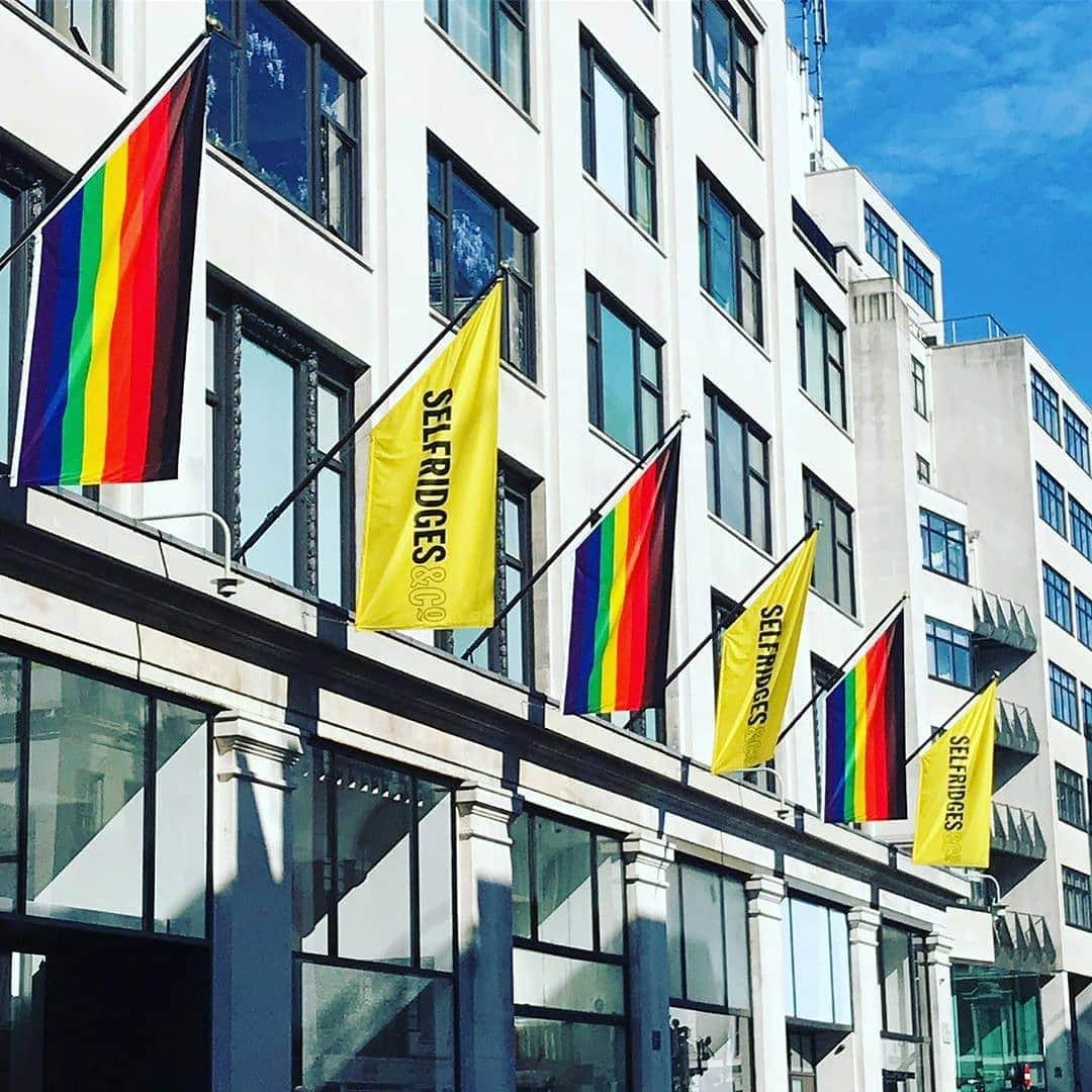 セルフリッジズさんのインスタグラム写真 - (セルフリッジズInstagram)「Proud every day 🏳️‍🌈🏳️‍🌈 | Got our glad rags on for today's #LondonPride celebration #SelfridgesLondon 📸 @jonny_say_what . . . #LondonPride2019 #Selfridges」7月7日 0時13分 - theofficialselfridges