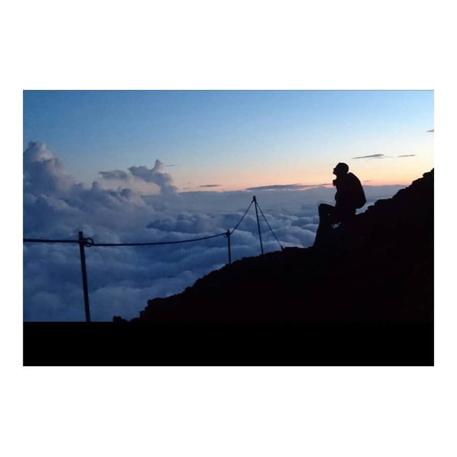 稲沢朋子さんのインスタグラム写真 - (稲沢朋子Instagram)「皆さまお天気が不安定な週末ですね。 思い出リマインド✨ 以前、富士山🗻に登らせてもらった！！ 絶景✨正直登山をなめていた…ひとつ間違えば危険を伴う事。山のプロガイドさんとカメラマン 谷口さんにフォローしてもらい、台風と台風の合間で目指した富士山は、こんなにも山の天気は変わるのかというくらい晴れたり大雨に見舞われたり…過酷な状況下でした。スタッフと共に登頂した思い出は、ひとりでない！仲間と仕事であったが安全に全員で登頂したいと力を合わせ労い励ましあった事！ひとりでは出来ない事も仲間と一緒なら出来る！と実感した思い出です✨ ありがとうございました！ #感謝 #仲間 #富士山 #fuji #登頂 #挑戦 #チャレンジ #2222」7月7日 0時26分 - ina_tomo