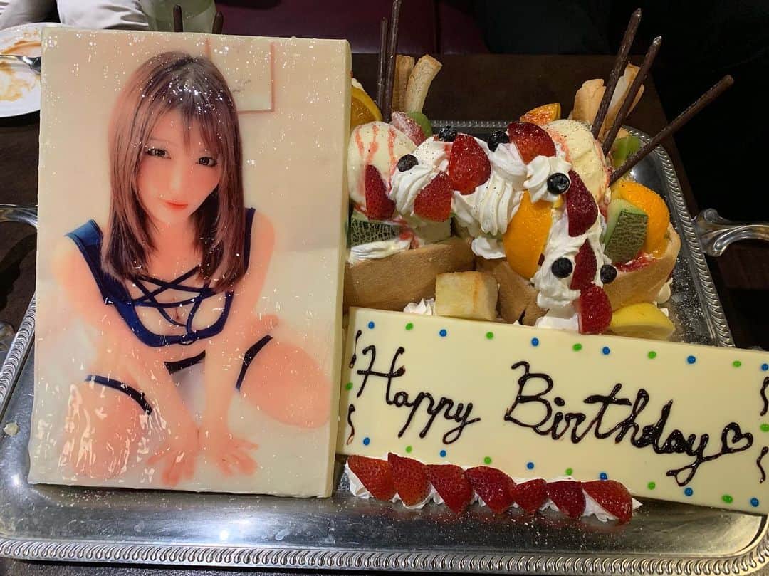 新村あかりのインスタグラム：「新村あかり バースデーオフ会ありがとうございました😊💖 わたしの顔のチョコが！バリバリにされた〜w ストレス発散によさそうw プレゼント、お手紙もありがとうございます🐰💞 また来年も出来ればいいな✨」