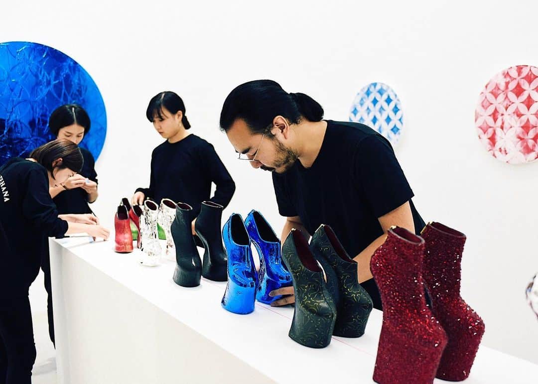 ノリタカタテハナのインスタグラム：「Heel-less shoes series, 2018﻿ Solo exhibition at @KosakuKanechika﻿ ﻿ @heelless_shoes﻿ ﻿ #heellessshoes﻿ #noritakatatehana﻿ #kosakukanechika﻿ ﻿ Photo by @gionstudio」
