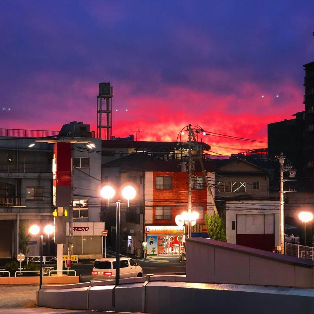 Шамов Дмитрийさんのインスタグラム写真 - (Шамов ДмитрийInstagram)「Красный закат в Токио Sunset in Tokyo 東京の夕日 #japan #tokyo #sunset #travel #traveling #trip #travelgram #night #japanese #япония #токио #путешествие #закат #небо #ночь #шамовдмитрий #日本 #東京 #旅行 #夕日 #日の入り #ロシア人」7月7日 0時28分 - shamovdmitry