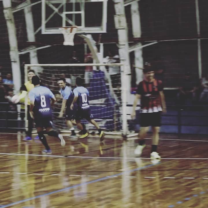 アレッサンドロ・ローザ・ヴィエイラのインスタグラム：「Vídeo - Caneta 🖊 e gol 🥅 😀 👑#OREI 👑 !  Calendário #JogodoRei  26/07 - Maringá PR #Maringa 10/08- Umuarama PR #Umuarama 11/08- Toledo PR #Toledo」