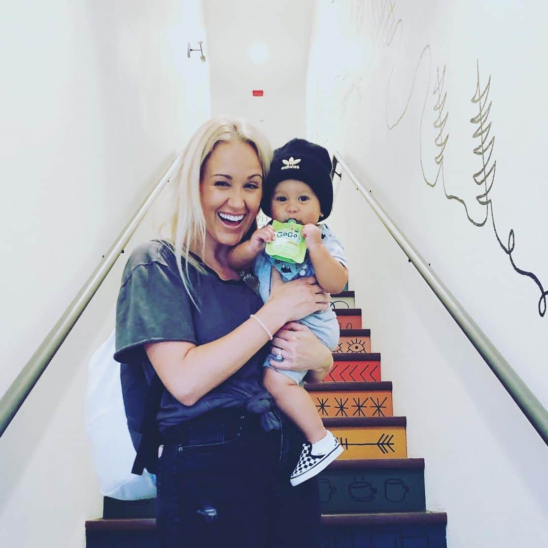 ブリット・ニコルのインスタグラム：「On the go with @gogosqueez ! We love new places, new experiences and just having fun! 🤓」