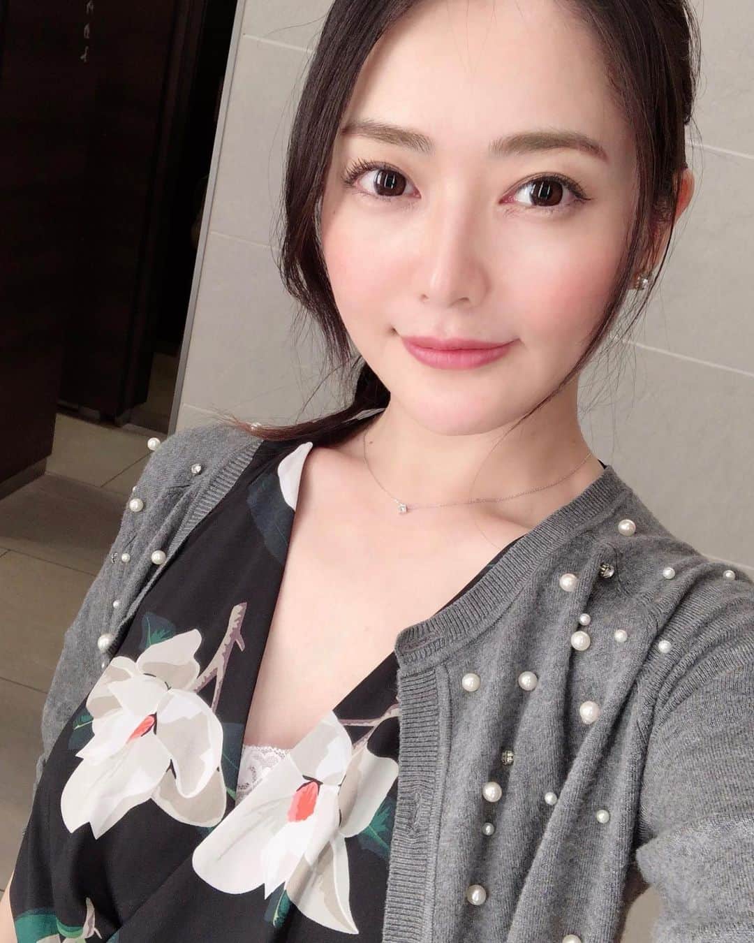のインスタグラム：「久しぶりに自撮りしたら自分の顔ってこんなんやっけ？ってすごい不思議な気持ちになりました。娘が走り回れるようになってリビングの大きい姿見ものかしてしまったので鏡も最近全然見てなかった💦いかんいかん とりあえず半年以上美容室も行ってないので髪切りにいかねば😭ほんと我ながら不精者」