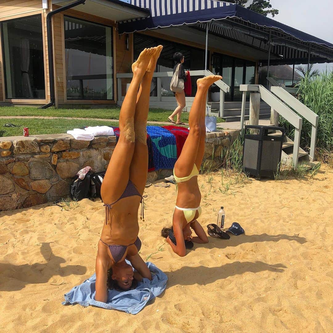 ケリー・キローレン・ベンサイモンさんのインスタグラム写真 - (ケリー・キローレン・ベンサイモンInstagram)「Yoga on the beach with Katie and Alexis.Thank you @gurneysresorts @coreyswave @yogalexis @ktgwhite for the paddle boarding and beach yoga. Love the disco cow move. #summer #montauk #yogainspiration #yoga #happyvibes #fashionblogger #icanmakeyouhot」7月7日 0時32分 - kellybensimon