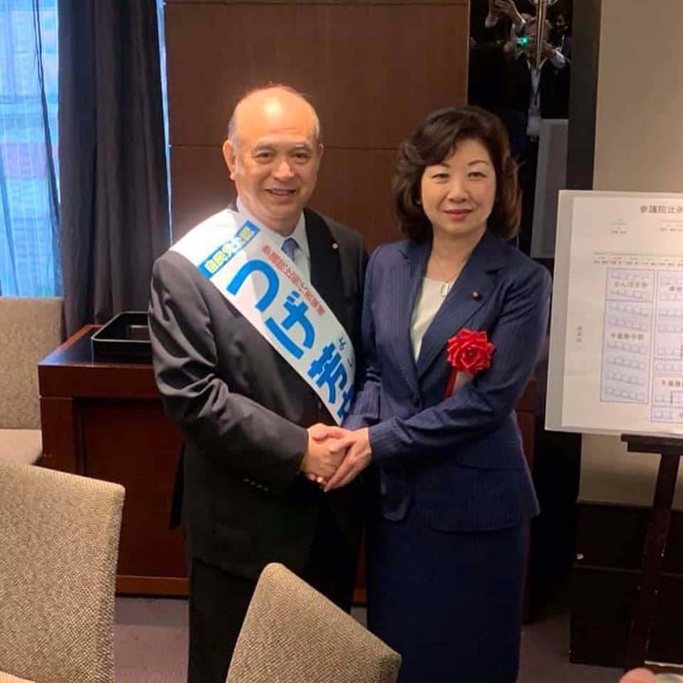 野田聖子さんのインスタグラム写真 - (野田聖子Instagram)「参議院選挙 公示日最後の応援は、つげ芳文候補の応援です。全国比例候補者ですから、これから全国行脚で支持を集めていかれます。大事な候補者です。どうぞよろしくお願い致します。  #野田聖子 #つげ芳文 #自民党2019 #自民党 #参議院選挙 #参議院選挙2019」7月7日 0時36分 - seiko.noda