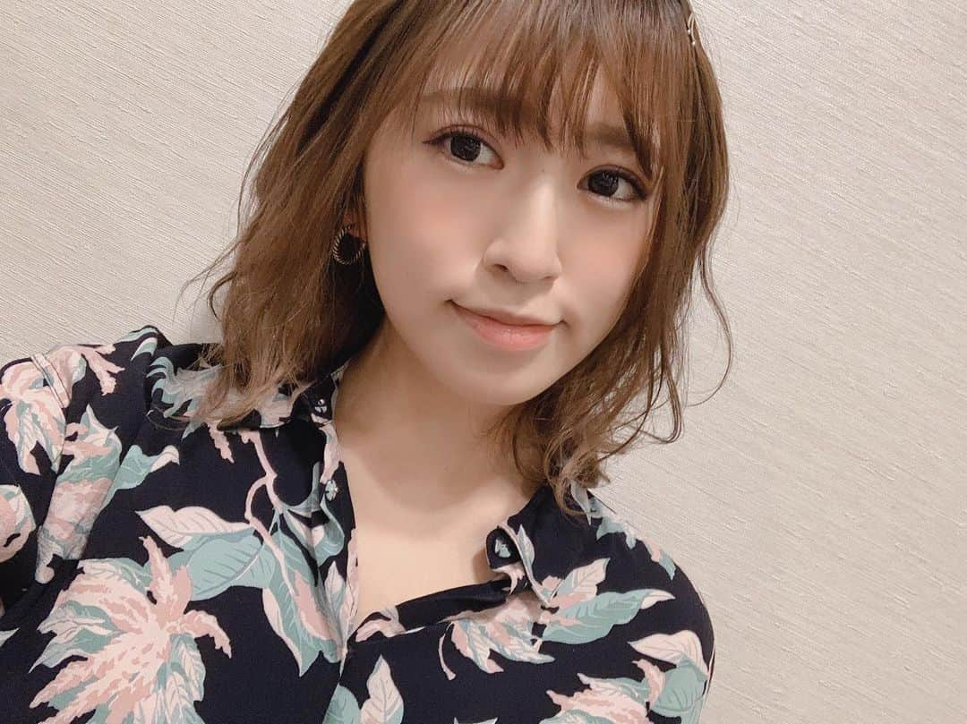 戸島花さんのインスタグラム写真 - (戸島花Instagram)「メイクさんが最近ヘアピン使ってくれるんだけど、それがお気に入り😊 って書いたけどピンあんまり写ってないわ笑 ピアスもお気に入り🥺shikiってブランドなんだけど、シルバー買って可愛かったからこのゴールドも買ったの。前の写真でもよくつけてるよ。 #どうかな #shiki #ピアス #FURFUR #ありがとうアプリ」7月7日 0時34分 - tojima_hana