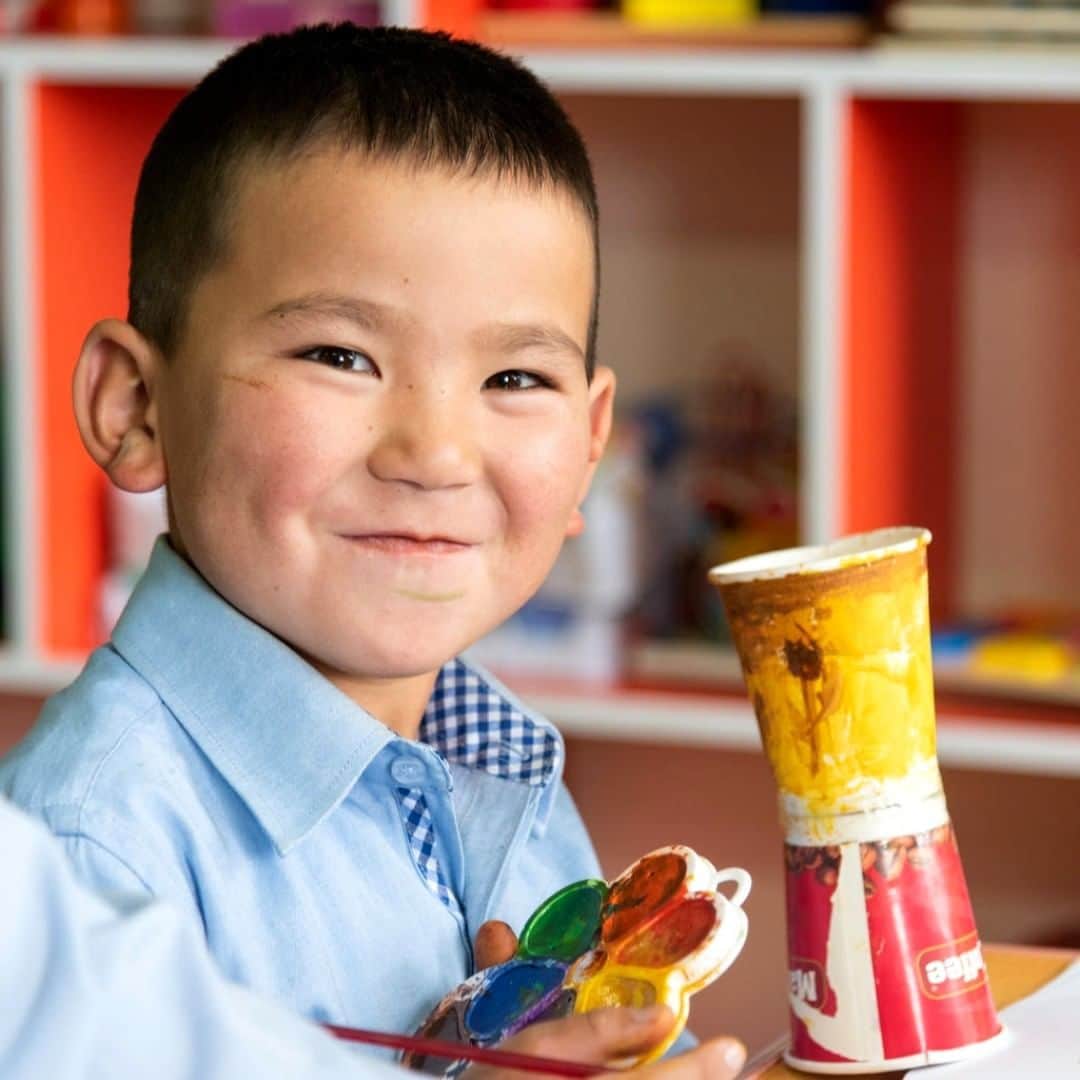 unicefさんのインスタグラム写真 - (unicefInstagram)「This little one is creating a masterpiece at his school in Mongolia 🎨. When we give children the support they need, they can realize their full potential. We’re working in more than 140 countries to advance the rights of children with disabilities. #ThisAbility © UNICEF/UN0255411/Pasquall」7月7日 0時45分 - unicef