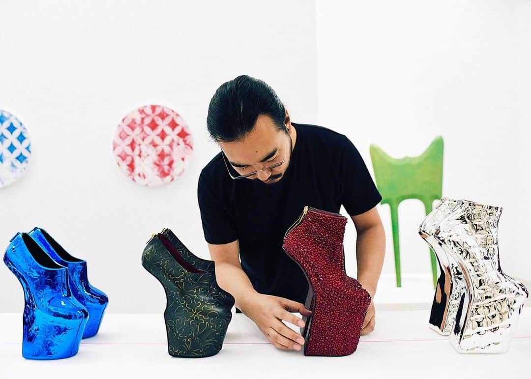 ノリタカタテハナのインスタグラム：「Heel-less shoes series, 2018﻿ Solo exhibition at @KosakuKanechika﻿ ﻿ @heelless_shoes﻿ ﻿ #heellessshoes﻿ #noritakatatehana﻿ #kosakukanechika﻿ ﻿ Photo by @gionstudio」