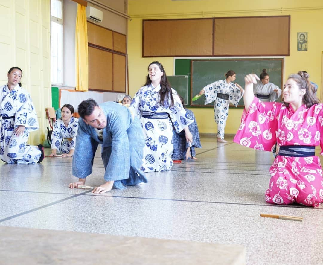梅川壱ノ介（舞踊家）さんのインスタグラム写真 - (梅川壱ノ介（舞踊家）Instagram)「【ワークショップ初日】  いよいよ、このメンバーで２週間のワークショップがスタートしました。  生徒たちは日本への憧れが強く、そして尊敬し、真っ直ぐな瞳、心で向き合ってくれます。踊りを通して、進めていく中で日本舞踊は踊りの技術以外のことも多くの大切なことがあることに気付かされます。  玉三郎先生が教えて下さった芸道への向き合い方、精神、その先にある習慣や物事の見方。改めて、生活全てが踊りなのだと感じています。  このメンバーで毎日真剣に向き合い、素晴らしい２週間を築き上げたいと思います。  皆さまもどうぞＳＮＳを通して、お付き合い頂けたら、嬉しく思います。  #梅川壱ノ介  #アテネエピダウロスフェスティバル  #ギリシャ #ワークショップ #日本舞踊 #epidauruslyceum  #classicaljapanesedance」7月7日 0時37分 - umekawaichinosuke