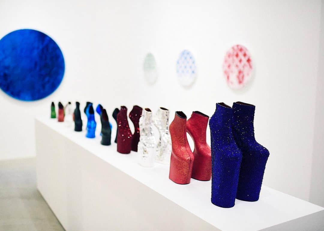 ノリタカタテハナのインスタグラム：「Heel-less shoes series, 2018﻿ Solo exhibition at @KosakuKanechika﻿ ﻿ @heelless_shoes﻿ ﻿ #heellessshoes﻿ #noritakatatehana﻿ #kosakukanechika﻿ ﻿ Photo by @gionstudio」