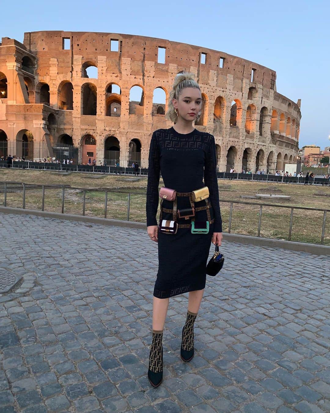 サラ・スナイダーさんのインスタグラム写真 - (サラ・スナイダーInstagram)「💙 In Rome with @fendi 💙 💪🏽」7月7日 0時41分 - sarahfuckingsnyder