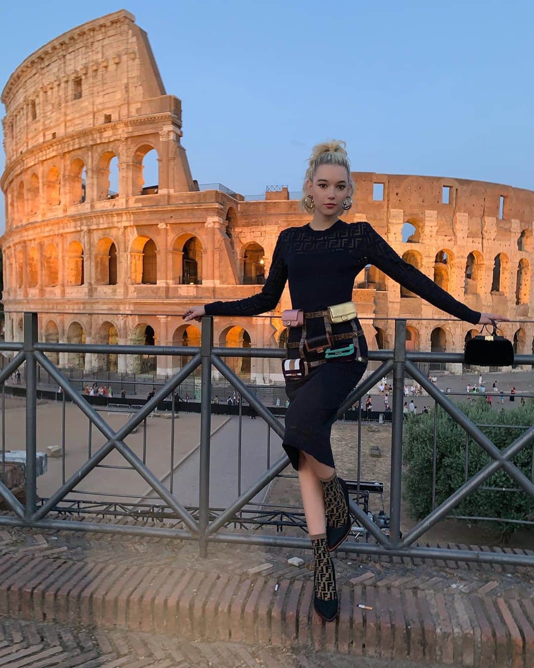サラ・スナイダーのインスタグラム：「💙 In Rome with @fendi 💙 💪🏽」