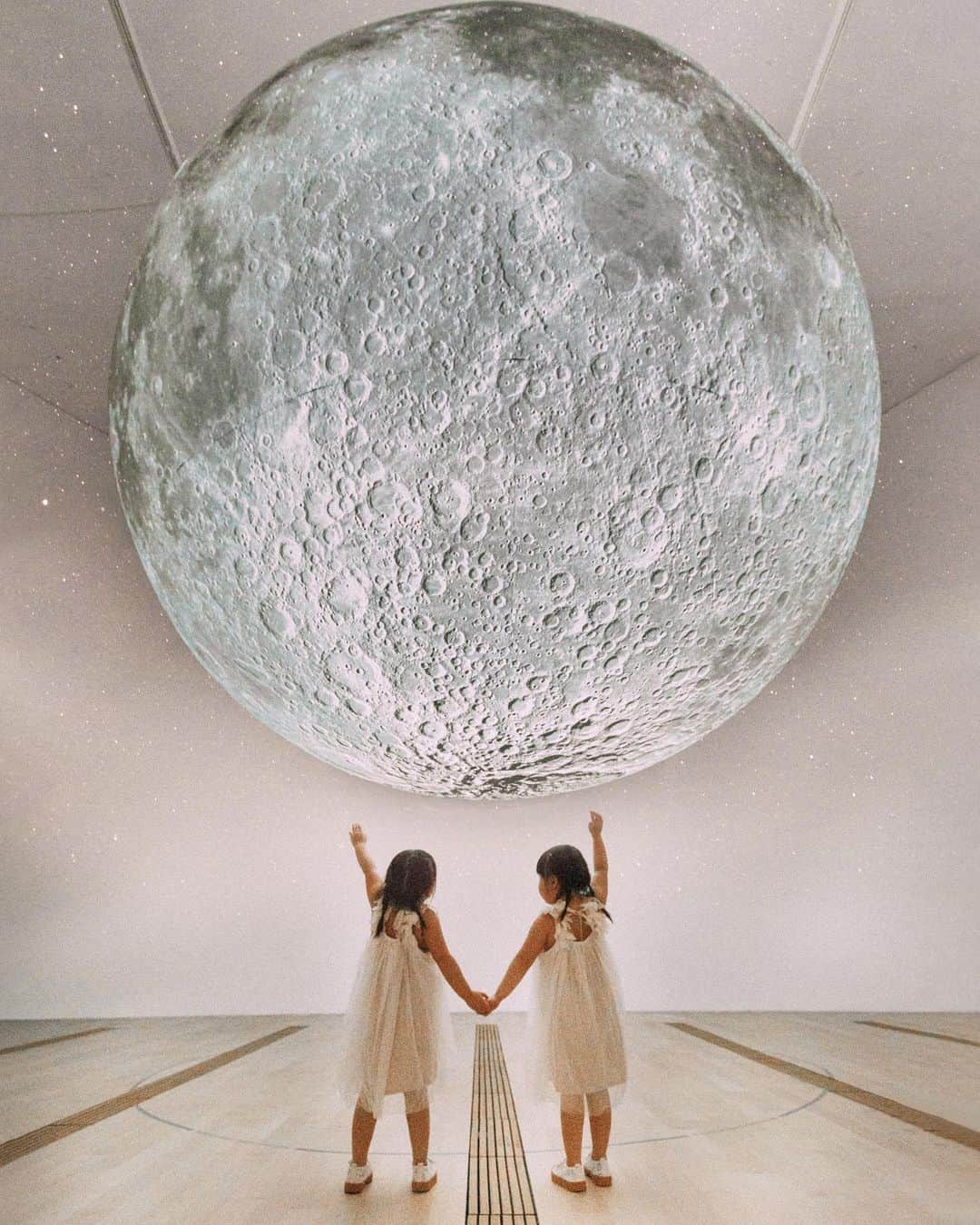 MOMOツインズさんのインスタグラム写真 - (MOMOツインズInstagram)「The stars, the moon, the infinite galaxies-  but still no one quite  as magical  as you. ~v.w  #momotwinbond #visittothemuseum #floatingutopias」7月7日 0時42分 - leialauren