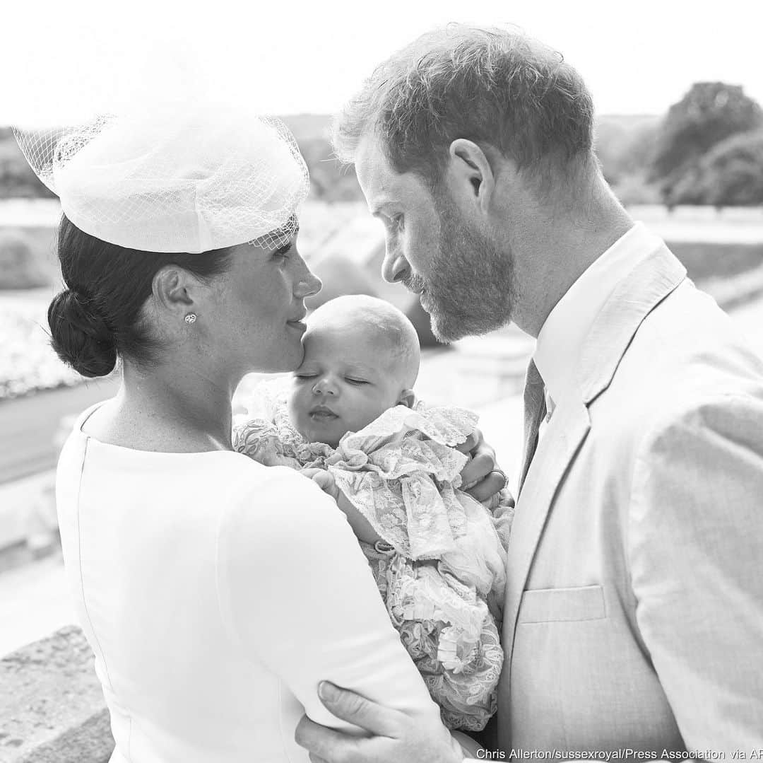 ABC Newsさんのインスタグラム写真 - (ABC NewsInstagram)「Prince Harry and Duchess Meghan smile while holding their newborn baby, Archie, who was christened at the Queen’s private chapel in Windsor, England. #royals #babyarchie #princeharry #duchess #meghan #england #windsor」7月7日 0時43分 - abcnews