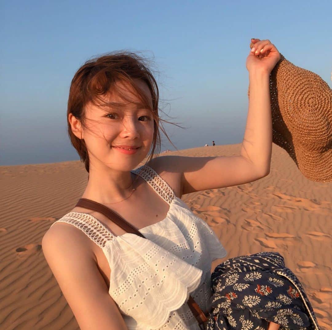 ユ・ボファさんのインスタグラム写真 - (ユ・ボファInstagram)「무이네투어 마지막은 레드샌듄🔥 하루종일 굶고 무이네888가서 메뉴 4개 시켜서 여자둘이서 박살내버림 무이네888 맛있게 먹는방법🔻 1.일단 새우를 다 까요 2.밥위에 새우 올려서 한입에 먹기 3.그리고 모닝글로리 반찬처럼 먹구 4.가리비 먹기 #보화투어 #보화맛집 #레드샌듄 #무이네 #무이네888 #muine888 #베트남」7月7日 0時43分 - yoobohwa