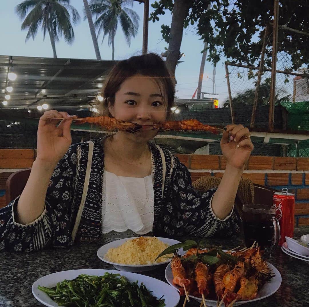ユ・ボファさんのインスタグラム写真 - (ユ・ボファInstagram)「무이네투어 마지막은 레드샌듄🔥 하루종일 굶고 무이네888가서 메뉴 4개 시켜서 여자둘이서 박살내버림 무이네888 맛있게 먹는방법🔻 1.일단 새우를 다 까요 2.밥위에 새우 올려서 한입에 먹기 3.그리고 모닝글로리 반찬처럼 먹구 4.가리비 먹기 #보화투어 #보화맛집 #레드샌듄 #무이네 #무이네888 #muine888 #베트남」7月7日 0時43分 - yoobohwa