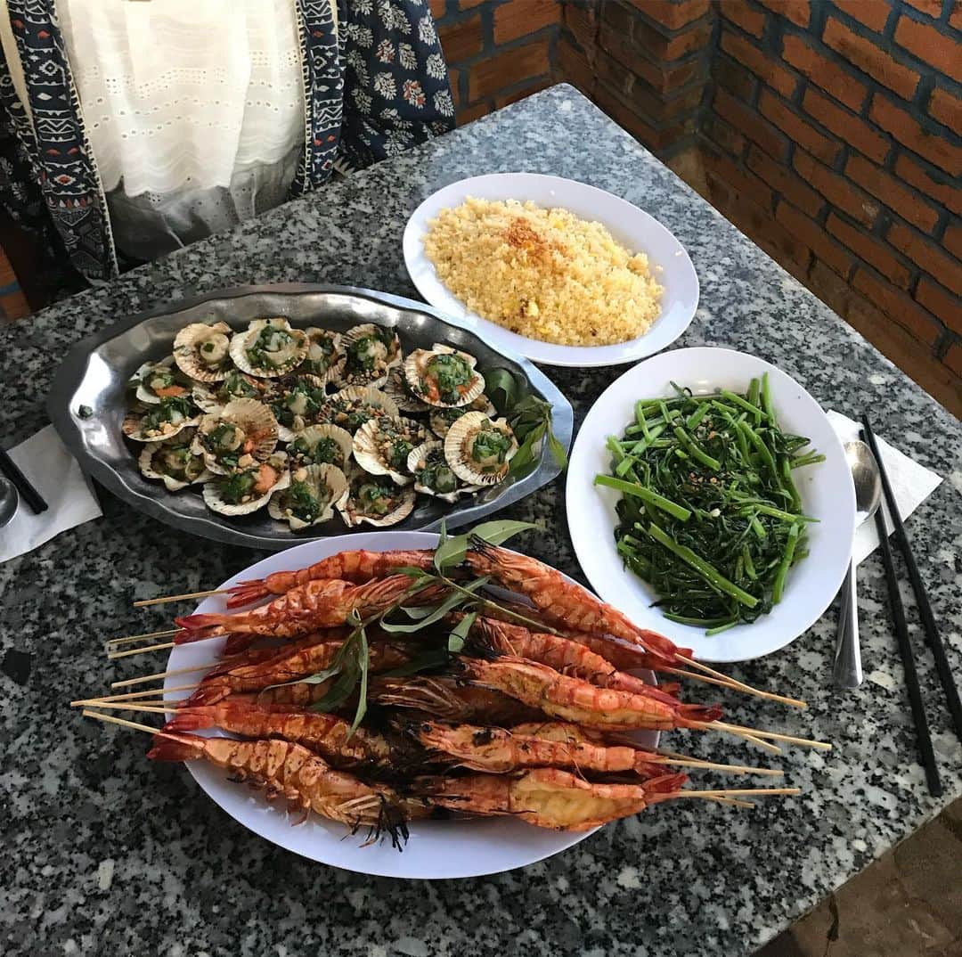 ユ・ボファさんのインスタグラム写真 - (ユ・ボファInstagram)「무이네투어 마지막은 레드샌듄🔥 하루종일 굶고 무이네888가서 메뉴 4개 시켜서 여자둘이서 박살내버림 무이네888 맛있게 먹는방법🔻 1.일단 새우를 다 까요 2.밥위에 새우 올려서 한입에 먹기 3.그리고 모닝글로리 반찬처럼 먹구 4.가리비 먹기 #보화투어 #보화맛집 #레드샌듄 #무이네 #무이네888 #muine888 #베트남」7月7日 0時43分 - yoobohwa