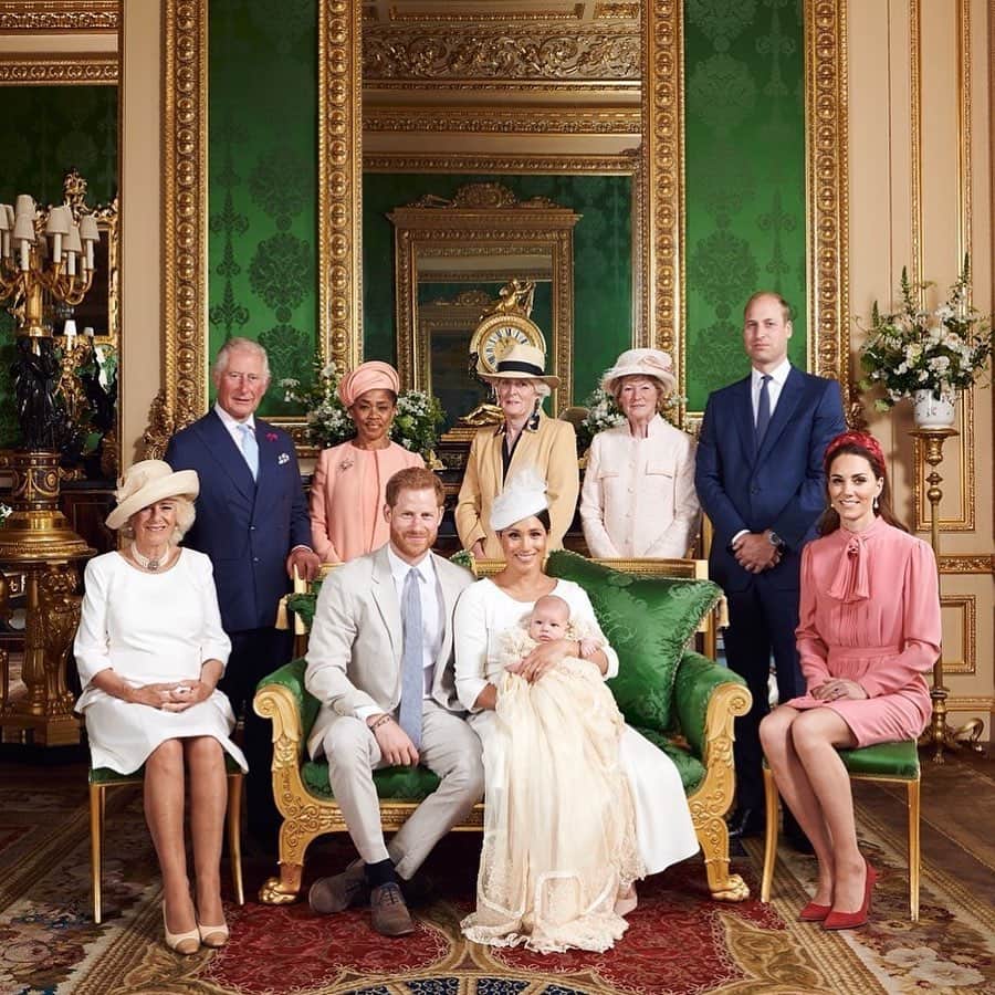 Good Morning Americaさんのインスタグラム写真 - (Good Morning AmericaInstagram)「The Duke and Duchess of Sussex’s son, Archie Harrison Mountbatten-Windsor was christened in the Private Chapel at Windsor Castle at an intimate service officiated by the Archbishop of Canterbury, Justin Welby.  Their son, Archie, was baptised wearing the handmade replica of the royal christening gown which has been worn by royal infants for the last 11 years. The original Royal Christening Robe, made of fine Honiton lace lined with white satin, was commissioned by Queen Victoria in 1841 and first worn by her eldest daughter. It was subsequently worn for generations of Royal christenings, including The Queen, her children and her grandchildren until 2004, when The Queen commissioned this handmade replica, in order for the fragile historic outfit to be preserved, and for the tradition to continue. 📸: Chris Allerton ©️ @sussexroyal」7月7日 0時48分 - goodmorningamerica