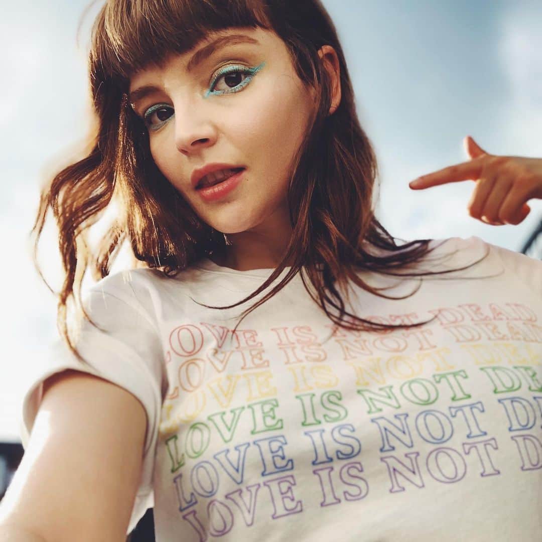 CHVRCHESさんのインスタグラム写真 - (CHVRCHESInstagram)「We restocked our special Pride shirts! 100% of proceeds go to the @trevorproject. Link to buy in our stories (chvrches.manheadmerch.com).」7月7日 0時51分 - chvrches