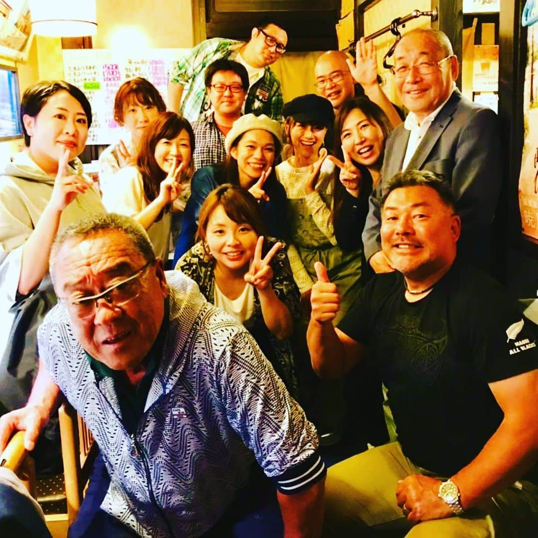 福島和可菜さんのインスタグラム写真 - (福島和可菜Instagram)「生放送聴いて下さった皆様、ありがとうございました😆  今日の夜は、高校時代の同窓会✋ 嬉しい事に、函館マラソンの時の恒例になってます㊗️ 集まれるメンバーと、担任の先生、体育の先生方も参加して下さり、当時の懐かしい話をアレコレ…😁本当に楽しい会でした💮 お陰様で酒が進んじまったー（笑）🍺🍺🍺 明日はもちろん、フルマラソン走ります🏃 チャージ満タン🎵🎵🎵（笑） 20年経ってもこうして集まれるって、本当に素敵な事だと思うわぁ☀️☀️☀️ ありがとう💐  あと8時間後…マラソンスタート‼️‼️‼️ おやすみなさい🌈  #函館工業高校 #工業化学科 #同窓会 #木津谷先生 #上島先生 #市田先生 #乾杯 #楽しいから #お酒が進む #幸せな事だ #beer #パワー #半端ないって #20年 #大切な仲間 #ありがとう #明日は #函館マラソン #フルマラソン #走ります #marathon #体内年齢二十歳です #🍺 #🏃 #😊」7月7日 1時02分 - fukushimawakana