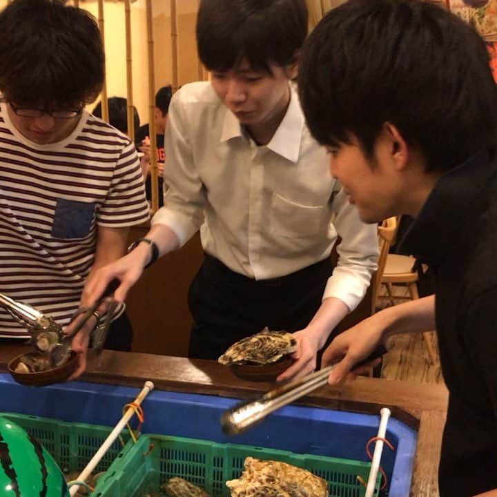 鶏魚 谷町のインスタグラム：「鶏魚です！しーちゃんです🎶 梅雨入りしても、元気な鶏魚です！明日は休みですが、また、月曜日からよろしくお願いします♡ #明日は休み #スタッフ元気いっぱい #鶏魚 #大阪 #谷町四丁目 #駅近 #セルフ飲み放題 #地域最安値 #コース #座敷 #個室 #貝盛り放題 #ガンガン焼き #あさり #はまぐり #ホンビノス貝 #牡蠣 #さざえ #飲み会 #女将」