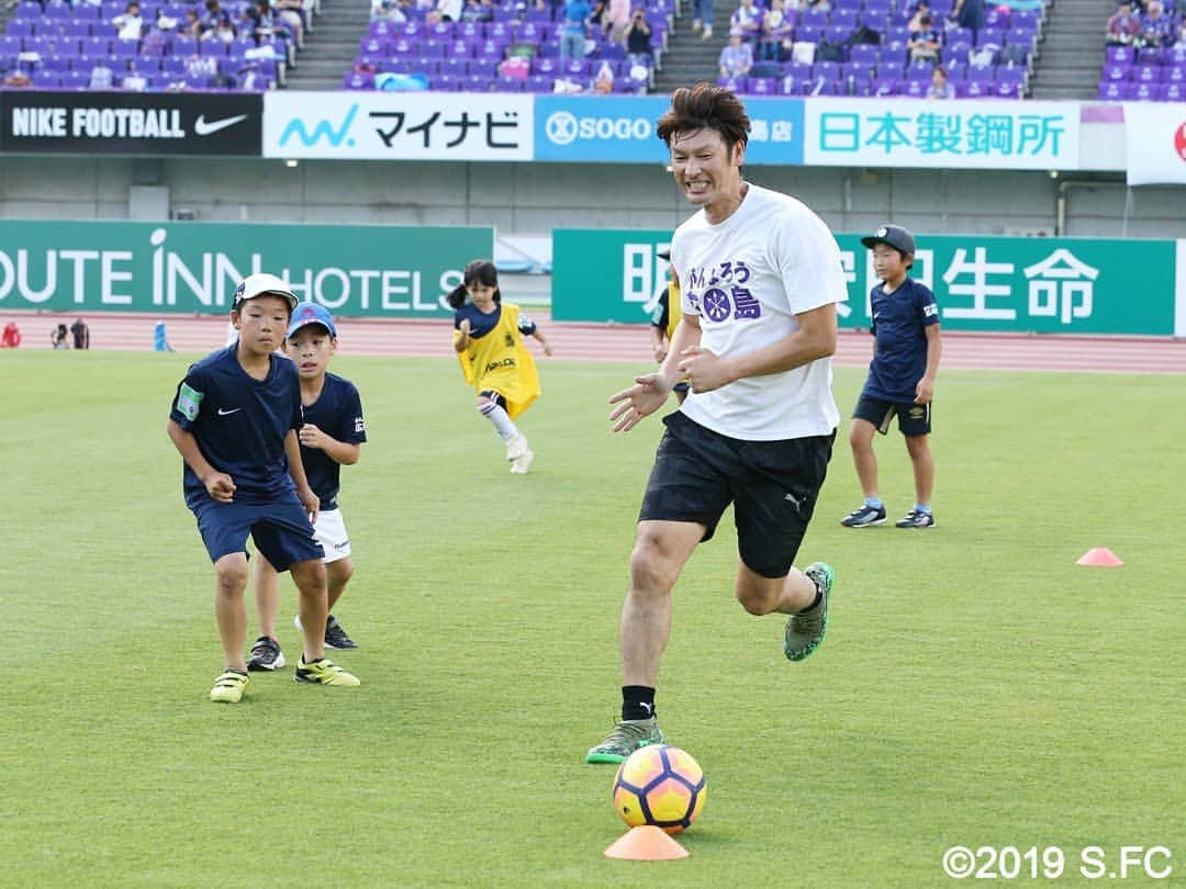 サンフレッチェ広島さんのインスタグラム写真 - (サンフレッチェ広島Instagram)「7月6日（土）vs.セレッソ大阪にて、「がんばろう広島」復興支援活動を行いました。  ピッチ内では「J－OBふれあいサッカー」を開催。 ゲストの皆さんと一緒に被災されたこどもや、広島の未来を担うこどもだちと、楽しくサッカーでふれあいました。  また、スタジアム外では、選手も参加した募金活動を実施。来場いただいた多くの皆さまにご協力いただき、誠にありがとうございました。  これからもサンフレッチェ広島は、サッカーを通じて広島の街に笑顔と元気をお届けして参ります。  #森島寛晃 氏 #桑原裕義 氏 #久保竜彦 氏 #播戸竜二 氏 #中島浩司 氏　 #岩政大樹 氏 #巻誠一郎 氏 #森崎和幸 C.R.M #森崎浩司 アンバサダー #sanfrecce #がんばろう広島」7月7日 0時56分 - sanfrecce.official