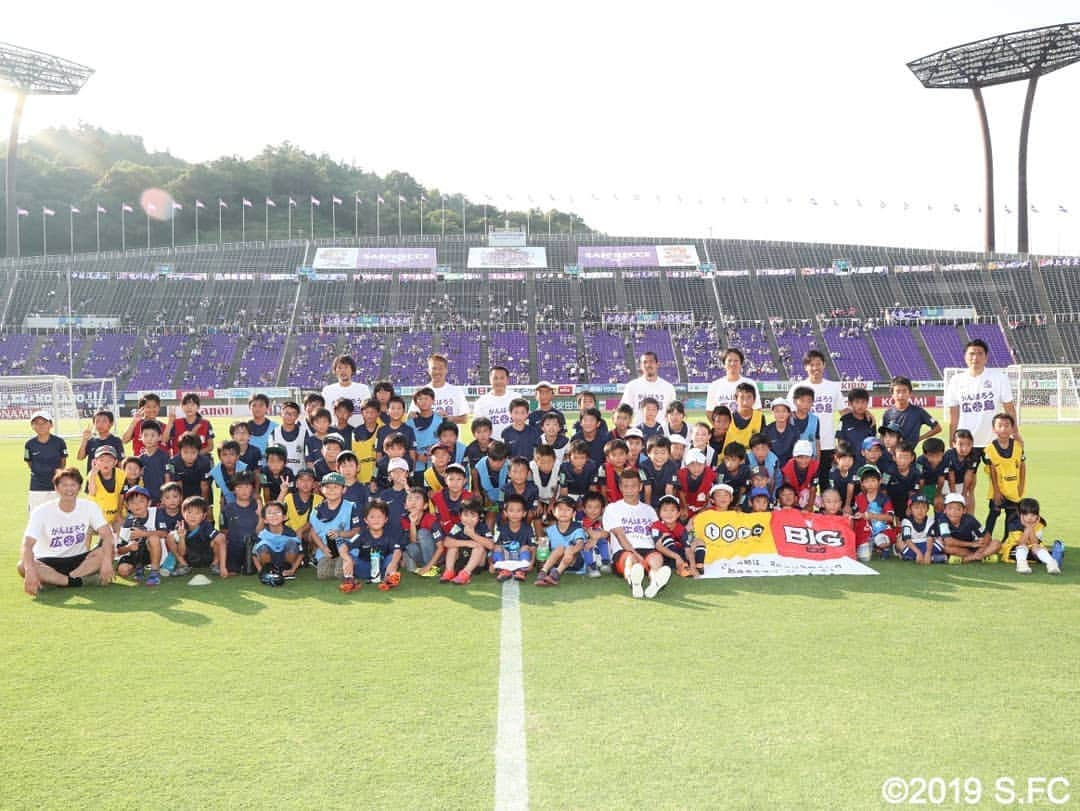 サンフレッチェ広島さんのインスタグラム写真 - (サンフレッチェ広島Instagram)「7月6日（土）vs.セレッソ大阪にて、「がんばろう広島」復興支援活動を行いました。  ピッチ内では「J－OBふれあいサッカー」を開催。 ゲストの皆さんと一緒に被災されたこどもや、広島の未来を担うこどもだちと、楽しくサッカーでふれあいました。  また、スタジアム外では、選手も参加した募金活動を実施。来場いただいた多くの皆さまにご協力いただき、誠にありがとうございました。  これからもサンフレッチェ広島は、サッカーを通じて広島の街に笑顔と元気をお届けして参ります。  #森島寛晃 氏 #桑原裕義 氏 #久保竜彦 氏 #播戸竜二 氏 #中島浩司 氏　 #岩政大樹 氏 #巻誠一郎 氏 #森崎和幸 C.R.M #森崎浩司 アンバサダー #sanfrecce #がんばろう広島」7月7日 0時56分 - sanfrecce.official