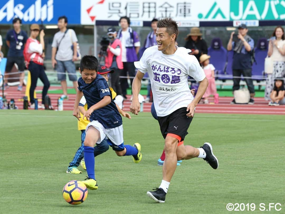 サンフレッチェ広島さんのインスタグラム写真 - (サンフレッチェ広島Instagram)「7月6日（土）vs.セレッソ大阪にて、「がんばろう広島」復興支援活動を行いました。  ピッチ内では「J－OBふれあいサッカー」を開催。 ゲストの皆さんと一緒に被災されたこどもや、広島の未来を担うこどもだちと、楽しくサッカーでふれあいました。  また、スタジアム外では、選手も参加した募金活動を実施。来場いただいた多くの皆さまにご協力いただき、誠にありがとうございました。  これからもサンフレッチェ広島は、サッカーを通じて広島の街に笑顔と元気をお届けして参ります。  #森島寛晃 氏 #桑原裕義 氏 #久保竜彦 氏 #播戸竜二 氏 #中島浩司 氏　 #岩政大樹 氏 #巻誠一郎 氏 #森崎和幸 C.R.M #森崎浩司 アンバサダー #sanfrecce #がんばろう広島」7月7日 0時56分 - sanfrecce.official