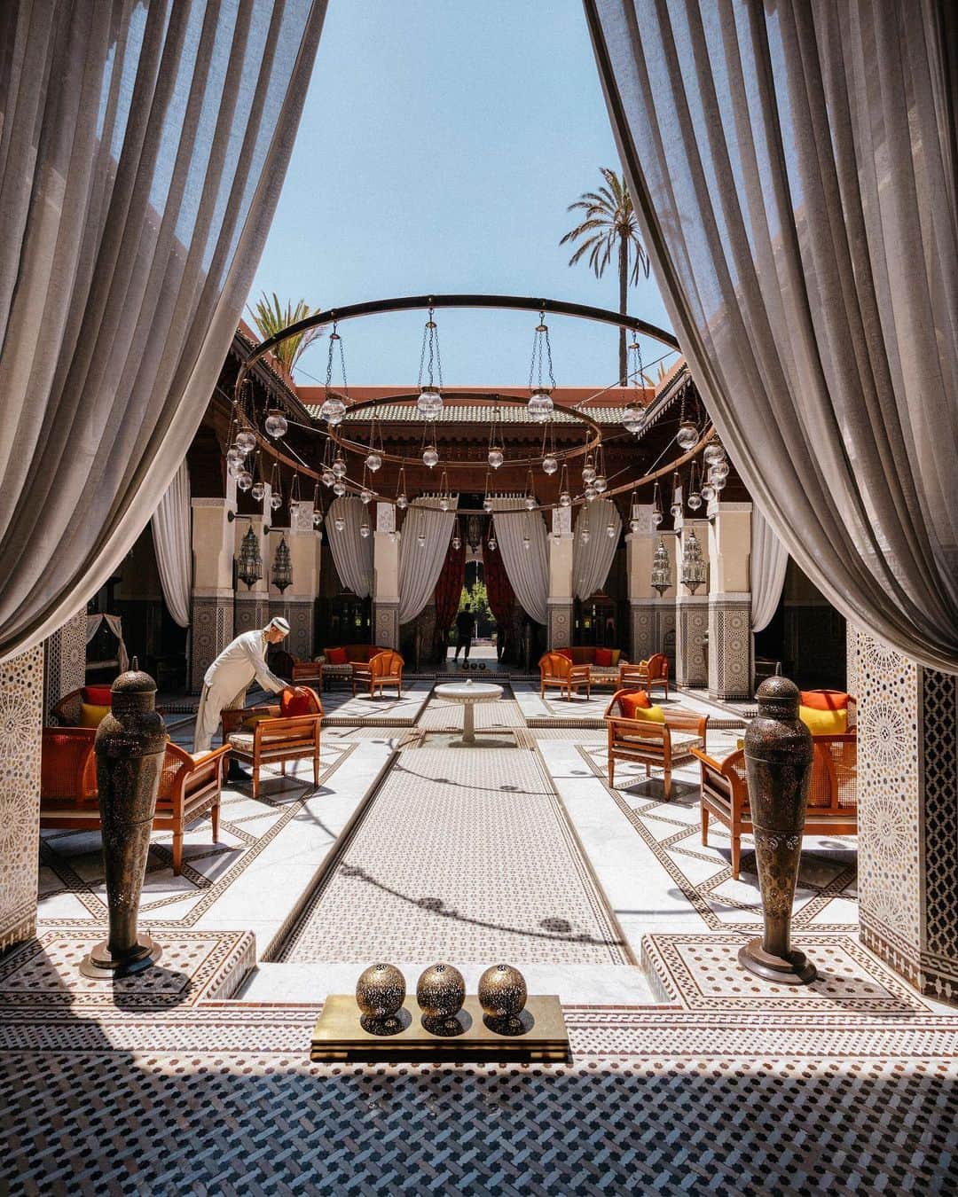 barneysnyofficialさんのインスタグラム写真 - (barneysnyofficialInstagram)「Our Director of Digital Design @eggcanvas sent a digital postcard from Marrakech, Morocco for this week’s #BNYVoyage. Tell us your summer getaway goals in the comment section below.」7月7日 0時57分 - barneysny