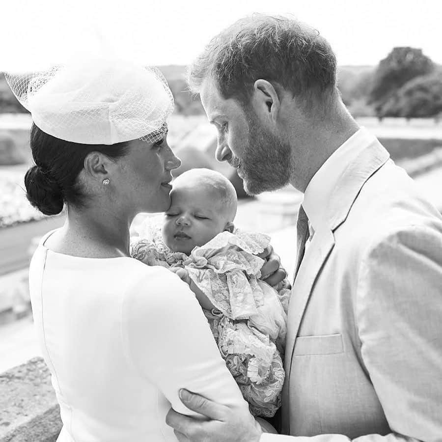 ELLE Magazineさんのインスタグラム写真 - (ELLE MagazineInstagram)「Family portrait! 💕 #MeghanMarkle and #PrinceHarry had their son Archie baptized today. Link in bio for more photos from the christening. #regram @sussexroyal」7月7日 1時02分 - elleusa