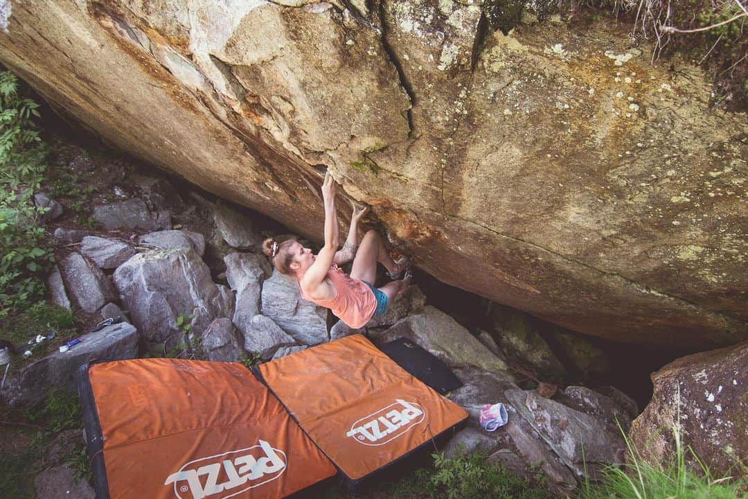 カロリーネ・ジンフーバーさんのインスタグラム写真 - (カロリーネ・ジンフーバーInstagram)「successful nightsession yesterday with a new highpoint on my project ‚Narzisst‘ #lastmove  and sending ‚Clockwork Orange‘ 7C+/8A today with super shitty conditions 🙌🏻💦 📷 @fabian.leu  @sosolid_official @belmezattitude @frictionlabs @scarpa_at @natureclimbing . . . . . . . . #climbing_is_my_passion #climbing_worldwide #frictionlabs #chalkmatters #noplacetoofar #natureclimbing #sosolid #girlswhoclimb #c_l_i_m_b #doyouboulder #mountaingirls #getoutside #womenrockclimbing #climbinginspiration #climbing_pictures_of_instagram #climbing_lovers #climb_girls」7月7日 0時59分 - karo_sinnhuber