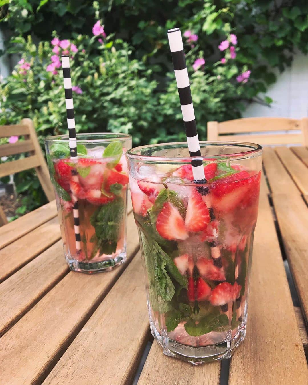 ステファニー・ヨーステンさんのインスタグラム写真 - (ステファニー・ヨーステンInstagram)「Homemade strawberry mojito’s with @GirlGamerGab 😍🍓🍹🍓🍹🍓 #strawberrymojito #cocktailnight」7月7日 1時11分 - stefaniejoosten