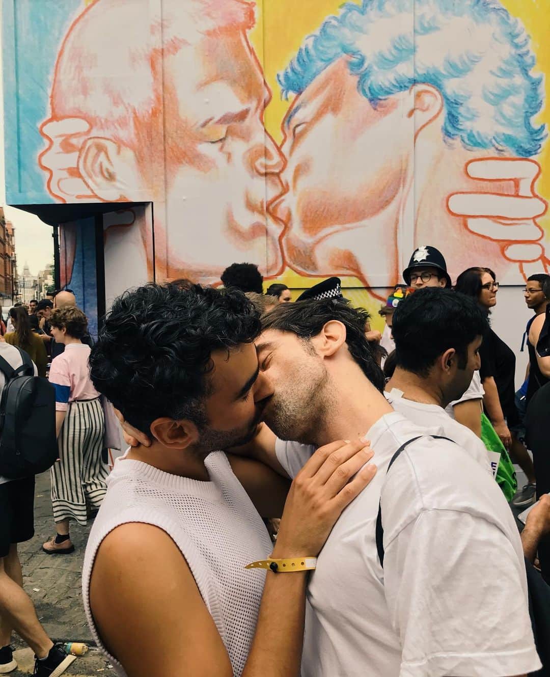 JWアンダーソンさんのインスタグラム写真 - (JWアンダーソンInstagram)「Celebrating love at London Pride Thank you @eralpvankortach and @herve_laforest  Artwork by @polanglada #kissingcorner #loveislove」7月7日 1時20分 - jw_anderson