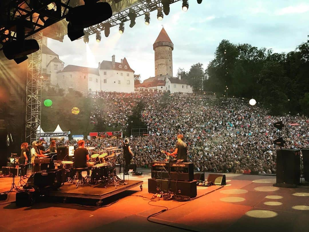 スティングさんのインスタグラム写真 - (スティングInstagram)「Gorgeous night at Burg Clam on the #MySongsTour yesterday. Thank you to a great audience. See you tonight at Freilichtbuhne Peissnitzinsel in Halle! www.sting.com/tour Photos: @noelscottwhite」7月7日 1時19分 - theofficialsting