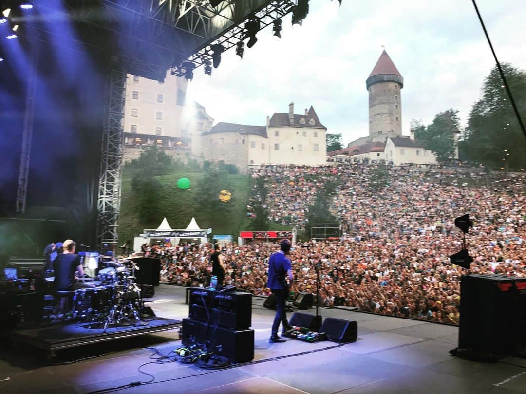 スティングさんのインスタグラム写真 - (スティングInstagram)「Gorgeous night at Burg Clam on the #MySongsTour yesterday. Thank you to a great audience. See you tonight at Freilichtbuhne Peissnitzinsel in Halle! www.sting.com/tour Photos: @noelscottwhite」7月7日 1時19分 - theofficialsting