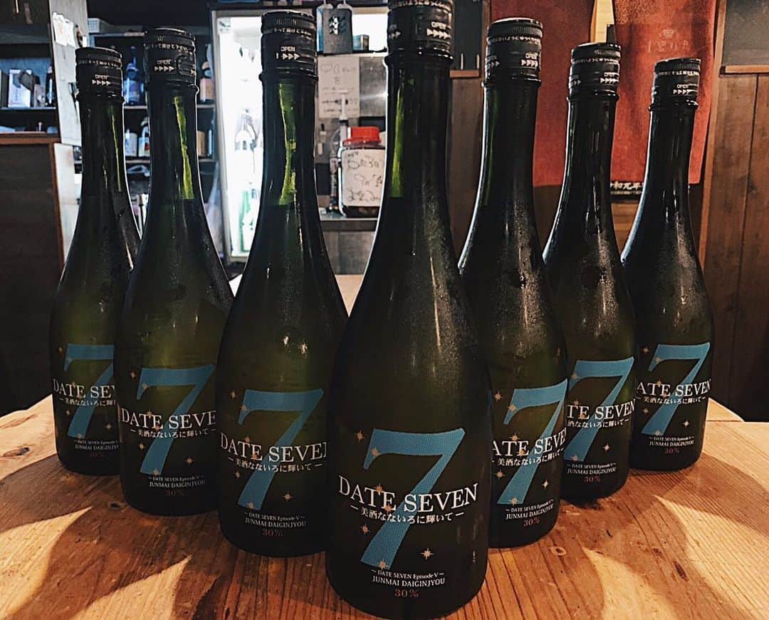 おっきゃがりのインスタグラム：「. 7月7日DATE SEVEN解禁！！ . 飲んだ感じは... 純大ならでわの綺麗さと華やかさがあるお酒！！ 酸味があるおかげで、スッと飲みやすく 喉越し辛口でもいける👍 香りが良い！ 結果、、、うまいっ🤤  2枚目は『北斗七星』をイメージしました💫  #DATESEVEN#ダテセブン#七夕#解禁#777#大阪#大阪福島#福島駅#福島グルメ#大阪グルメ#海鮮居酒屋#日本酒#飲み屋#おっきゃがり#とり藤#肉どうし#多呼おどり#うぉっしゅ#十忠八九 #japan#osaka#japanese#restaurant#seafood#sake#yummy#good#like」