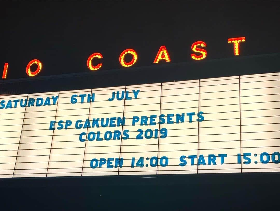 Shun さんのインスタグラム写真 - (Shun Instagram)「［長文🙏🏼］ ・ ・ ESP学園presents COLORS2019 ありがとうございました！ 学園祭とか学生制作のイベントに出させてもらうといつも初心を思い出す。そして今一度理解し直す。 「初心」っていうのは謙虚にやることじゃなくて、好きを本気で真摯に突き詰めることだって。COLORS 2019 素晴らしい１日をありがとうございました！ ・ ・ って感じで気持ち良く終わったと思ったんだけど、他の出演者を目当てに来られた方から僕らのライブに異議を唱えるDMをいただいたので、それをそのまま全文(原文ママ)載せつつ自分の思う事を書かせていただきます。 ・ ・ 【DM】 --//--//--//-- ESP学園presents COLORS2019お疲れ様でした！！ ファンの人達からしたら日常かと思いますが初めましてした人からしたら有り得ませんでした！！ ワンマンじゃあなく対バンですよね？？ しかもバンド対バンドの対バンじゃあないですよねぇ？？ 怖がって泣いてる人や体調崩した人も居ました。 ステージから見てて分かると思いますが… 私自身も全く笑えませんでした。 もう少し考えて頂きたかったです。 TOTALFATさんらしいライブが出来いかも知れないので微妙なのも頭では分かります。 でももう少しやんとかならなかったのかと思ってしまいます。 気分を悪くさせる内容のDMしてすみませんでしたm(_ _)m --//--//--//-- ・ ・ ・ 先ず、どこがどう悪かったのか指摘がないんで弁解のしようがないけど、事実としてそうなってしまったのであれば俺らの力不足だった可能性があります。気分を害してしまったのであればごめんなさい。 ・ ・ ここからは俺の意見。 ・ ・ 俺らは誠心誠意あの空間にいる人たち全員へ向けて「楽しんでもらいたい」という気持ちを俺らの音とメッセージに乗せて届けることへ全力で臨みました。誰かを否定するような表現も、排他的な態度も一切取らずに１つのステージをやりきったと自信を持っています。ルールも厳守しました。 今日のイベントは一般のライブ参加者は観るも帰るも自由だったと認識してます。なので、先ずはTOTALFATのライブを受け入れることができなければ端っこに行く、外に出る、帰る(TOTALFATはトリなので他に観るアーティストもいない)などの選択ができたんじゃないかな？と思います。それを選ばずに観続けてくれたことへは感謝の気持ちがありますが、TOTALFATの音楽が肌に合わなかったら僕らを避けていただけたら良かったと思いました。俺たちは俺たちの音楽を誰かに押し付けたり、聴くことを強いたりなんてしてこなかったし、これからもするつもりはないです。与えられたステージで全力でパフォーマンスするのみ、それを観る側が受け入れるも、拒否するも揺るぎない自由がそこにあります。ライブは基本的にそういうものだと思ってやってきてます。 ・ なので、本当に申し訳ないですが第三者に「違ったやり方」を指示される筋合いはないです。俺たちの表現方法はその日その場所のルールを厳守した上で(これ重要) 俺たちの自由にやらせてください。俺たちのこのやり方には、たくさんのファンや仲間たちと積み重ねて来たものが詰まっていて、そいつらの気持ちをたくさん救ってきて、今があります。俺たちが「TOTALFATのやり方」の信念を曲げるわけにはいかないし、それを曲げたら俺らが今までやってきたことが全部台無しになってしまう気がしてならないのです。 ・ TOTALFATが体現しているパンクロックは確かに一般的に容易に受け入れられてる音楽ではないし(本当はめっちゃポップです！)、ライブは激しい部類に入るので、初見でアレルギーが出てしまう人がいるのも分かってます(そんな経験は腐るほど超えてきた)。でも俺らは共演者を選ばずにこれからも俺らのやり方でやらせてもらいます。つまり、演る側も、観る側も、自由という価値観でやっていきます。 この価値観が異なる人との隙間を無理に埋めようとは思ってなくて、俺らがやるべきなのはそんな価値観の違いなんか飛び越えてしまうぐらいもっと素晴らしい音楽を奏でることなので、まだまだ頑張らなくてはいけませんね。 ・ ・ DM送り主さんの言いたいことは解った上で、すみません！俺らは変えられないっす。 思ったことをしっかり伝えてくれる熱意と、礼儀正しくこちらの想いも留意してくれたことにとても感謝してます。未承認のDMだし、シカトするのは簡単だけど、こういう意見とはしっかり向き合った上で自分の想いを伝えたいと思ったのと、ライブにおける自分の大切にしている理念を今一度再認識するためにも文章にしてみんなに伝えようと思ったため、書きました。 あと送り主さんがお目当て(たぶん)のアーティストがすごくカッコよかったので、すれ違ったまま終わりたくないので。 ・ ・ 俺は俺のままここにいるしステージに立つんで、なんでも言いにきてください。 ・ どっちの意見が正しいとかそういう不毛な議論は興味ないんで、コメント欄による加勢は不要です。ほっといてください🙏🏼 ・ ・ ・ その空間全員にしっかりプラスで届くライブを完璧にやれるように、俺らのやり方でもっともっと精進します。押忍。」7月7日 1時12分 - totalfat.shun