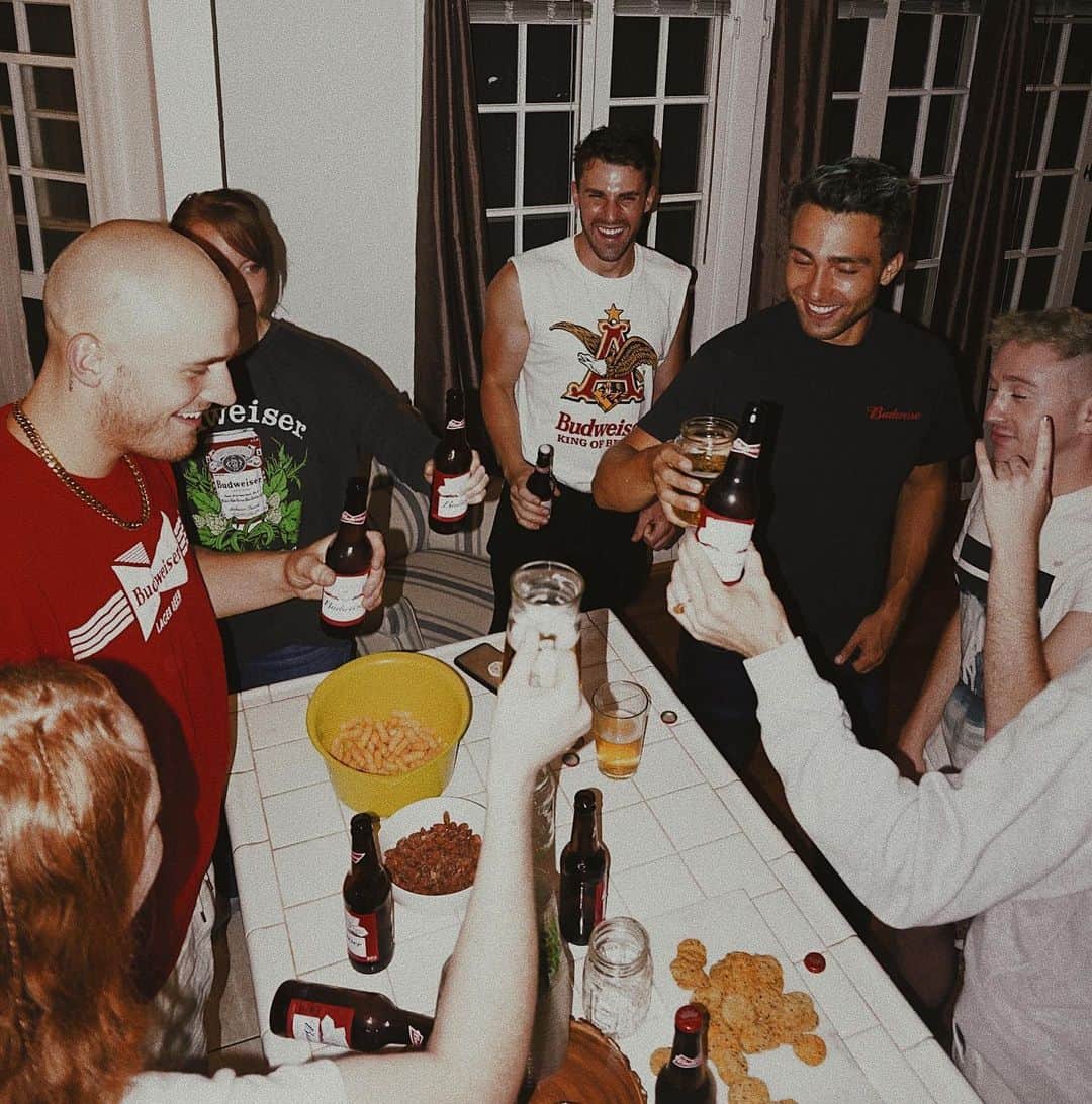 ブランドン・シェイアのインスタグラム：「This is the first summer in a long time where I really feel like myself and am allowing myself to relax in the moment. @budweiserusa & I are collaborating for the summer so be prepared for savage adventures, lots of beer & more importantly good times with the people that mean the most to me. What are your summer adventures!!? #thisbudsforyou」