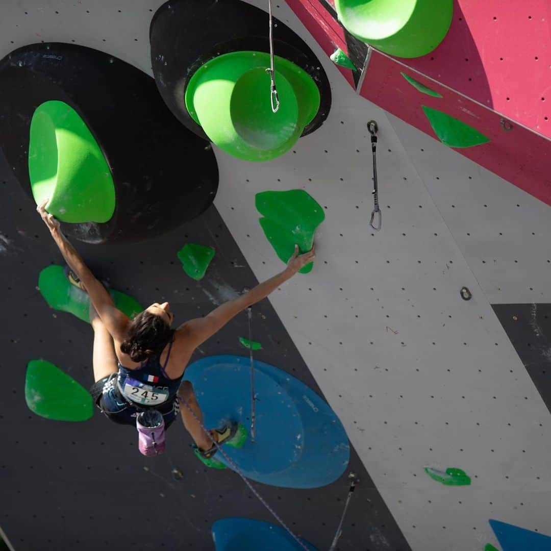 ファニー・ジベールさんのインスタグラム写真 - (ファニー・ジベールInstagram)「[Villars LWC 🇨🇭] Semi-finals 🎥 19th position ———————————————————— 🙄 My biggest problem while lead climbing : clipping QuickDraw.  I was hesitating between clipping from this hold or from the following one, or next one ... I kept going up but it didn’t get better and I couldn’t clip it anymore  I could do the next mov but not clipping the quickdraw so I had to forgive 😤 this feeling sucks 😡 I wanted to fight ! frustating but still honorable performance for the bouldering athlete that I am 😜 ———————————————————— Mon ennemi numero 1 en diff a encore frappé : clipper les dégaines.  J’ai hésité plusieurs fois entre clipper ou avancer et clipper avec la prise suivante ... jusqu’à me retrouver coincé : je pouvais faire le mouv suivant mais plus possible de clipper j’ai donc du lâcher les prises 😤 une sensation qui m’est assez insupportable 😡 j’étais venu pour un fight, c’est frustrant mais la perf reste honorable pour la bloqueuse que je suis 😜 ———————————————————— Mi enemigo numero 1 en cuerda atacó de nuevo : chapar cinta  Dudando entre chapar de una presa o de la próxima he seguido avanzando hasta encontrarme bloqueada podía hacer el siguiente paso pero no podía chapar mas entonces he soltado las presas 😤Esta sensación es un poco insoportable para mi 😡 Quería luchar, es frustrante pero mi prestación esta honorable para une bloquera como yo 😜 ———————————————————— 📸 @bjornpohl & @gaelbouquetdeschaux  @ffmontagne_escalade @verticalartclimbing @scarpafrance  @blackdiamond @vibram」7月7日 1時17分 - fannygibert974