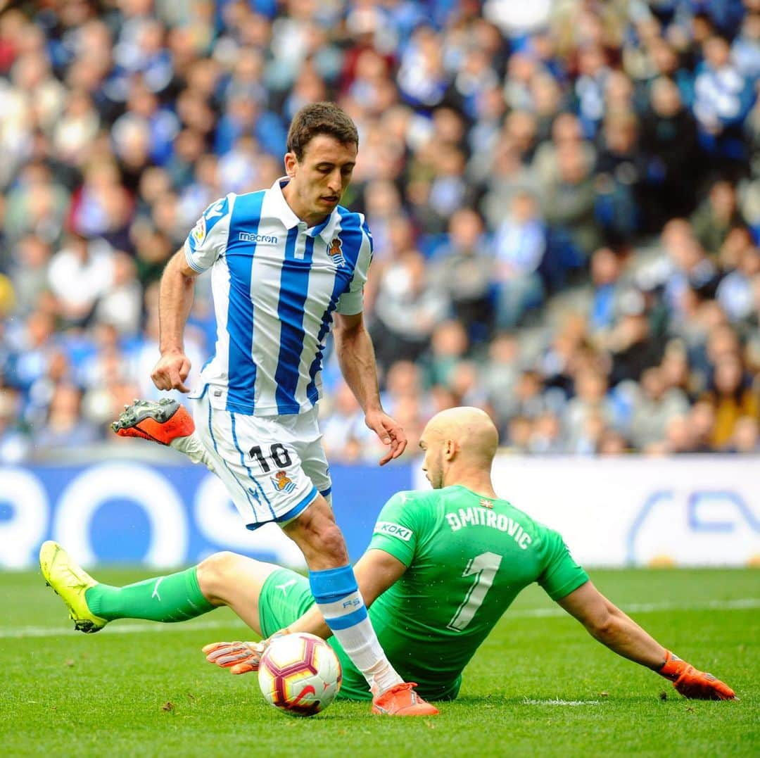 LFPさんのインスタグラム写真 - (LFPInstagram)「Easy for @mikel10oyar! 👌🏾 • #Oyarzabal #RealSociedad #Dribble #LaLiga #LaLigaSantander」7月7日 1時25分 - laliga