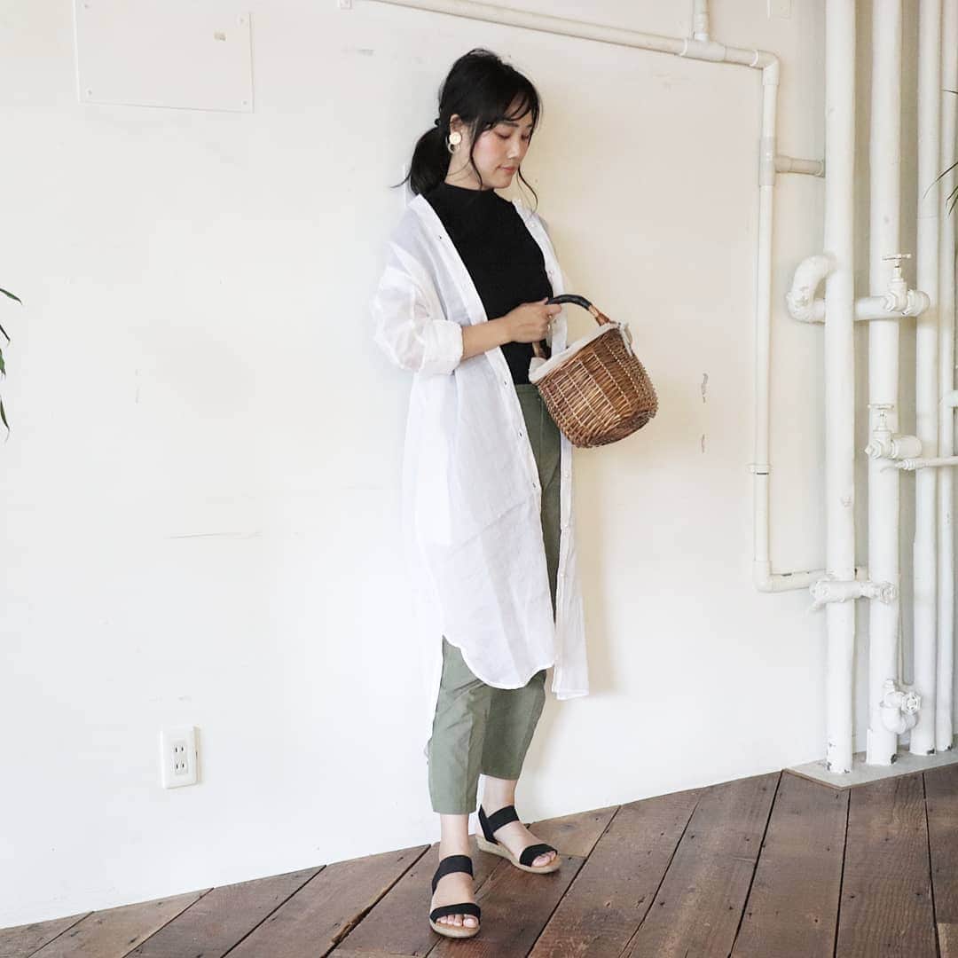 Eri Satoのインスタグラム：「white×black×olivegreenコーデ · shirt: @blancbasque shoes: @outletshoes_official · ロングシャツは麻素材で涼やか✨ よく見えてないけど😂、ボタンがパールで可愛いんだよ！ · こちらのシャツは @blancbasque のトップページのURLからお買い物できます👀 30～50%offのSALEもしてるのでチェックしてみてね♪ · 靴は @outletshoes_official のもの。 足首のとこはゴムになってて、フィットするからすごく履きやすいよー！ 楽天お買い物マラソン中にぜひ👡💕 · #blancbasque#ブランバスク #fashion#ootd#outfit#code#coordinate#style#ファッション#コーディネート#コーデ#プチプラ#プチプラコーデ#ママコーデ#シンプルコーデ#mamagirl#locari#ママファッション #partegram #親子リンクコーデ愛好家 #l4like#カジュアル#お洒落さんと繋がりたい#ロングシャツ#シャツワンピ」