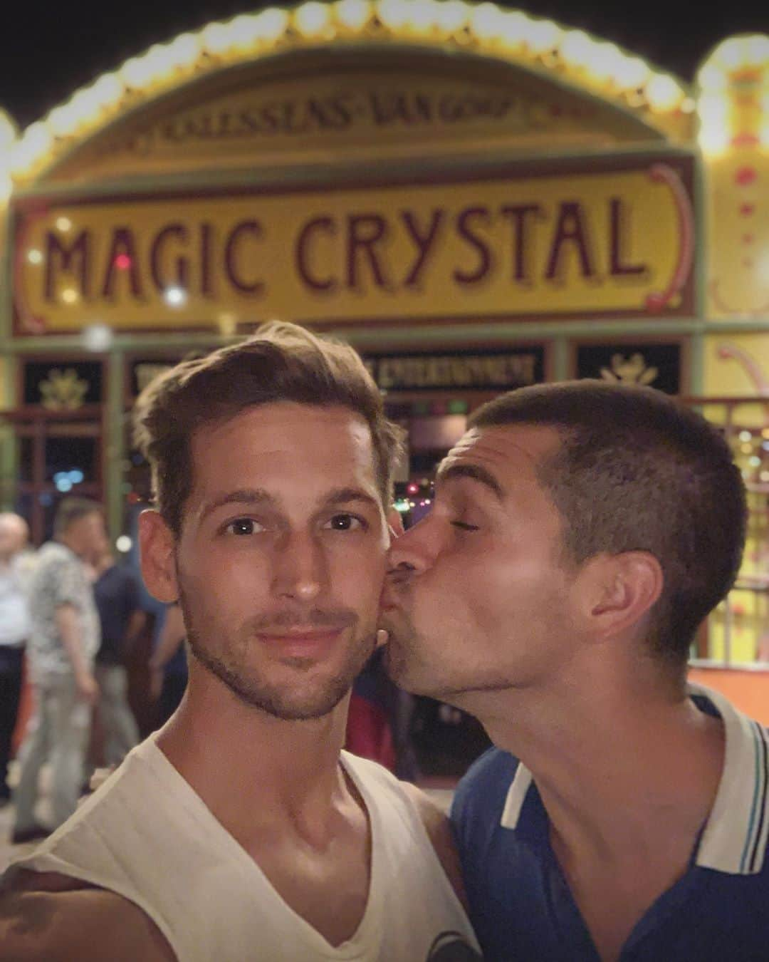 マックス・エマーソンさんのインスタグラム写真 - (マックス・エマーソンInstagram)「My cohost is the cutest. Tonight is your last chance to catch us in the #Spiegeltent here at @fishercenterbard」7月7日 1時31分 - maxisms