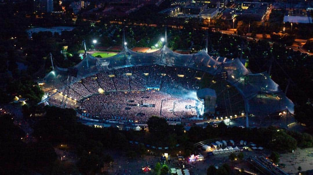 Bon Joviさんのインスタグラム写真 - (Bon JoviInstagram)「Last night's sold out show in Munich 🇩🇪 #thinfstour #bonjovimemories」7月7日 1時32分 - bonjovi