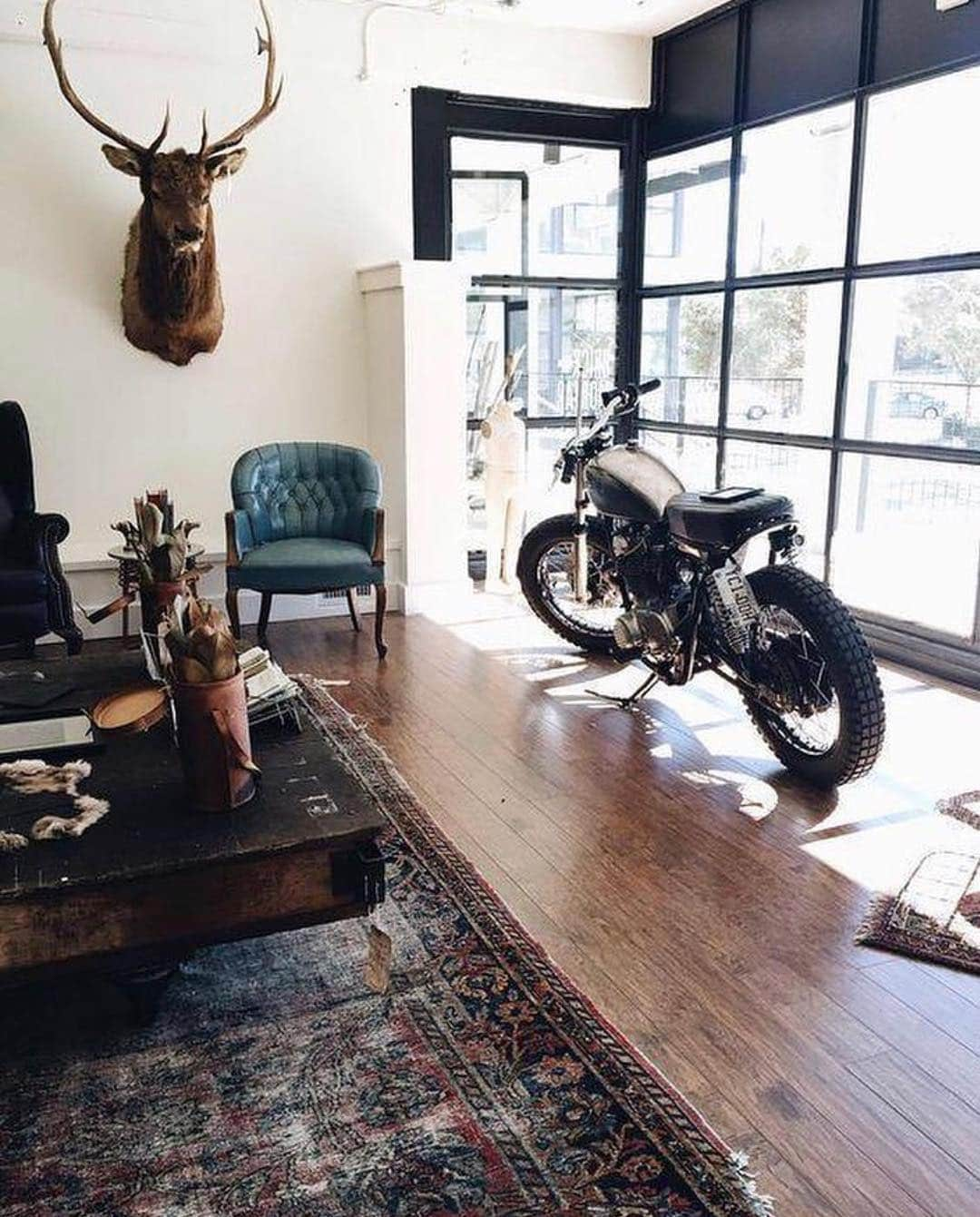 epidemic_motorsさんのインスタグラム写真 - (epidemic_motorsInstagram)「Via @nostalgia_memoir 📸 dunno  #loft #loftstyle #mancave #motorcycle #caferacer #loftapartment」7月7日 1時34分 - epidemic_motors