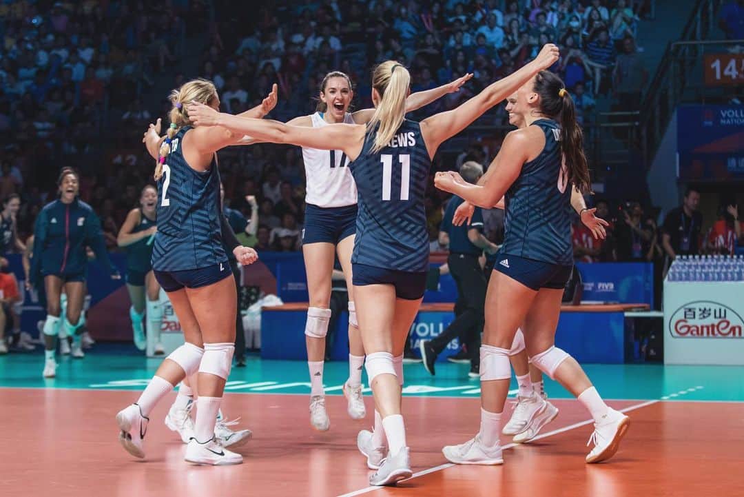 テトリ・ディクソンのインスタグラム：「VNL Finals tomorrow. Let’s get this 🍞」