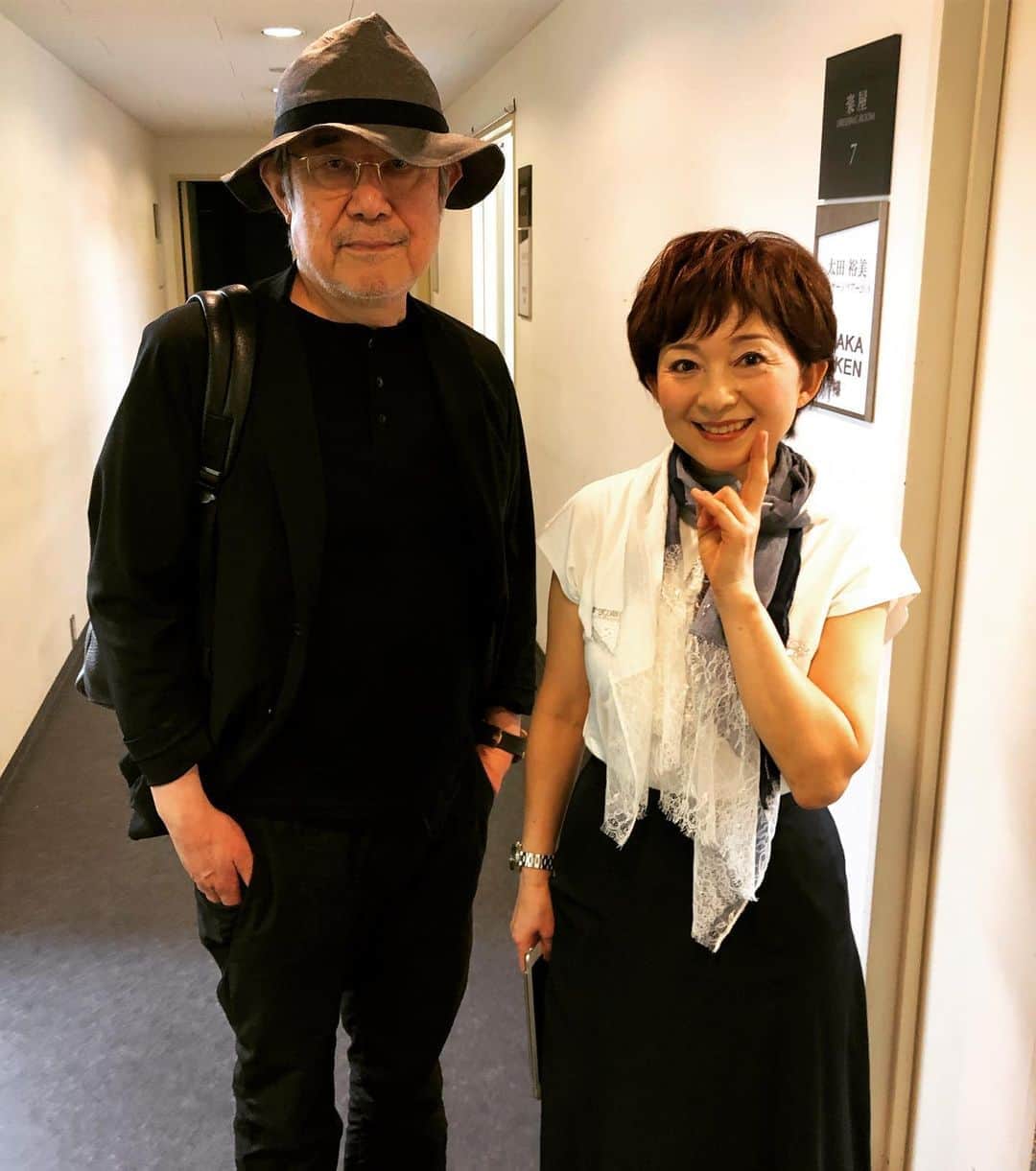 松本隆さんのインスタグラム写真 - (松本隆Instagram)「裕美さんの京都劇場に。終演後の楽屋の廊下で。45年にわたるつきあいの深さ。74年に雨だれでデビューというと、はっぴいえんどが解散した翌年。綺麗で無駄のない軌跡。」7月7日 1時56分 - takashi_matsumoto_official